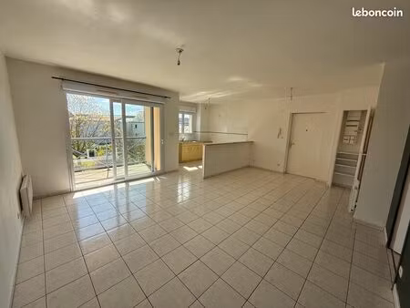 appartement lumineux t3 – 62 m² – centre-ville montreuil-juigné – garage privé