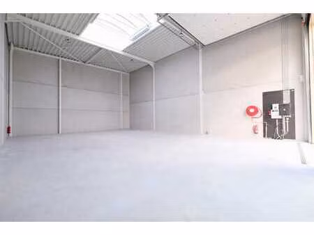 superbe entrepôt tout neuf à louer !!