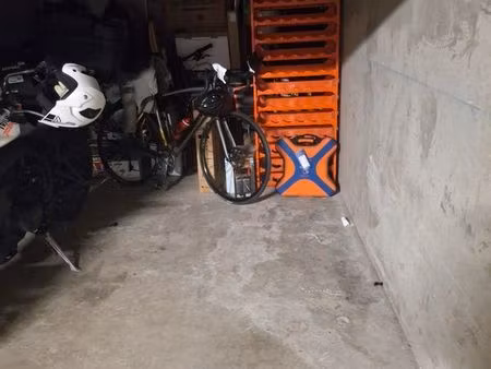 loué place garage pour moto