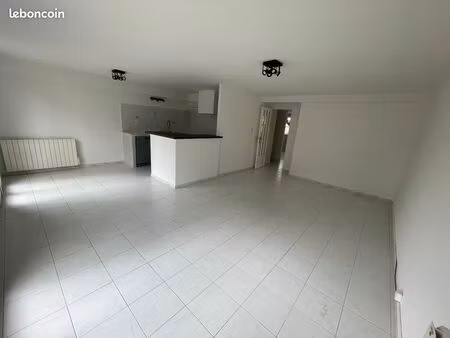 beau t3 traversant avec cuisine américaine
