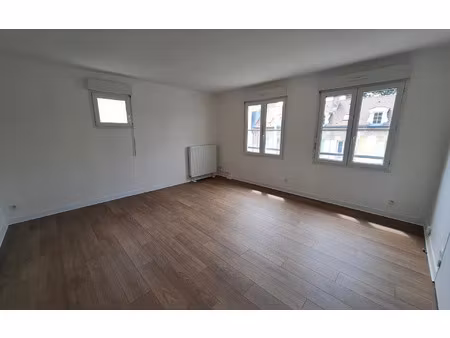 location appartement  73 m² t-3 à compiègne  880 €