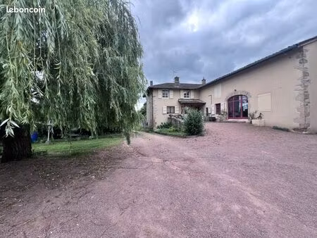 location maison couplé avec accueil des touristes dans le caveau oenotouristique et géolog