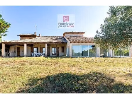 maison cossue familiale avec piscine couverte sur grand terrain