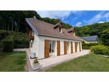 maison familiale avec vue dégagée et sous-sol complet