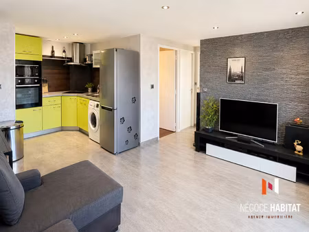 appartement t3 rénové en dernier étage - centre du village