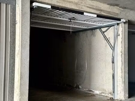 box / parking fermé