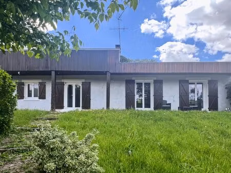 maison de plain-pied en pleine verdure