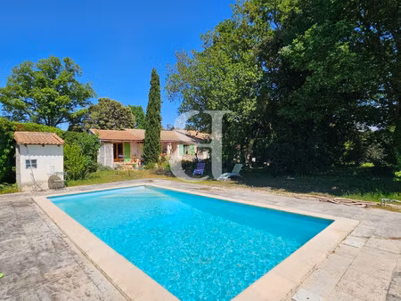 maison avec piscine et garage à proximité du centre du village