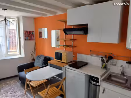 loue studio meublé centre ville avec mezzanine sous les toits