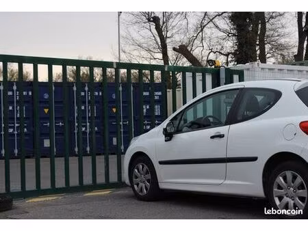 box / garde-meuble / stockage / garage / parking sur un site protégé