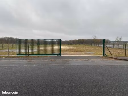 terrain clôturé en zone d'activité à briare