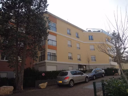 saint genis laval - t3 68m2 - 2 chambrres - 1 place de parking s:sol
