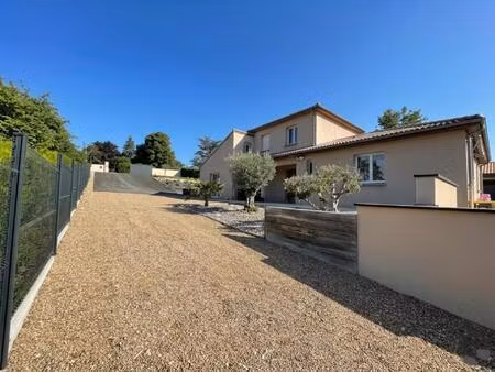 belle maison de 150 m2 sur un terrain de 6220 m2.
