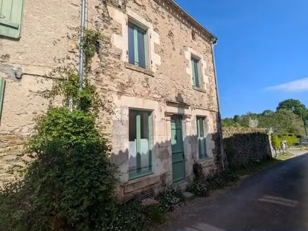 charmante maison en pierre dans le village de vouvant.