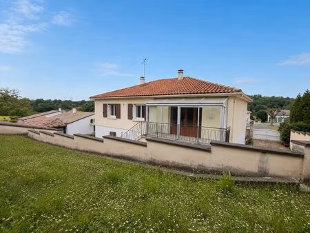 maison de ville spacieuse avec jardin  balcon et grand garage – centre de ruffec