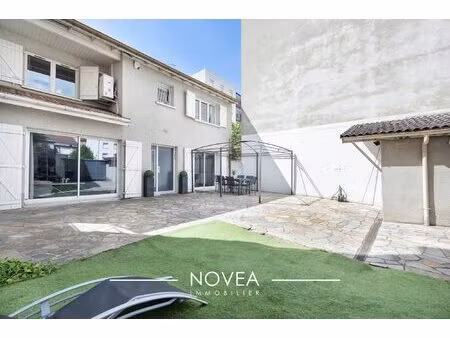maison individuelle au coeur des gratte-ciel