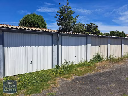 parking à louer 16 m² - saint-jean-d'angély (17) - 65€