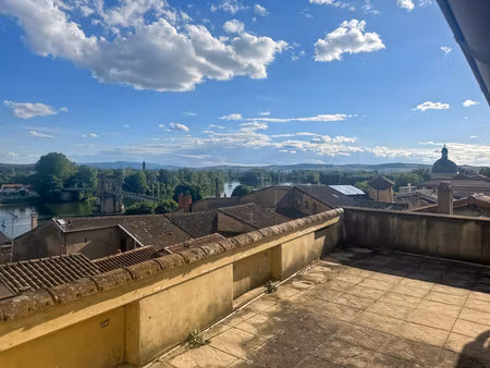 centre historique de trévoux – appartement d’exception avec parking et terrasse vue saone