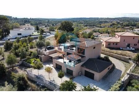 belle villa dominante composée de deux appartements