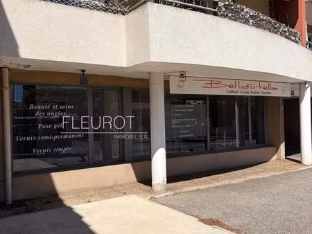 local axe passant / grande vitrine / garage / la ciotat