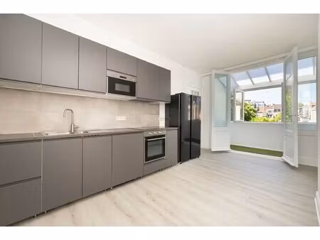 volledig gerenoveerd appartement met 2 slaapkamers