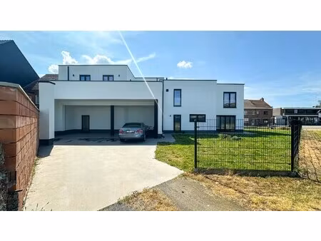 afgewerkt handelspand van 90m² in heppen met parkeerplaats!