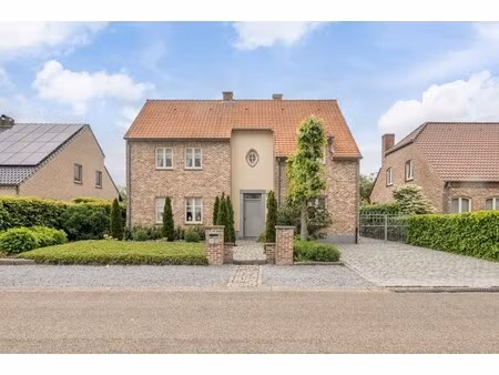 stijlvolle  goed afgewerkte woning op een perceel van 6a32ca op een rustige locatie te kin