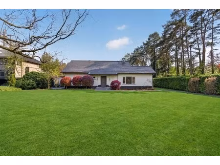 ruime villa met zuidgerichte tuin en maximale privacy