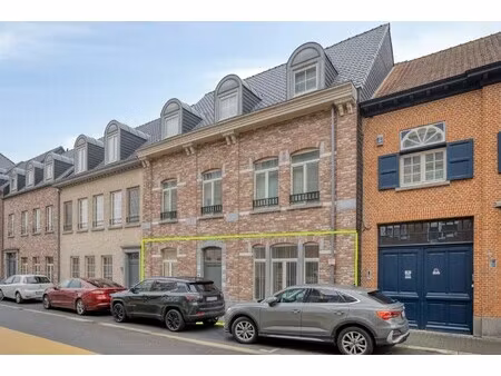 instapklare kantoor-/handelsruimte in het centrum tov het ziekenhuis.