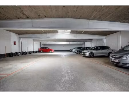 goed gelegen en afgesloten magazijn of autostaanplaatsen (480m²)