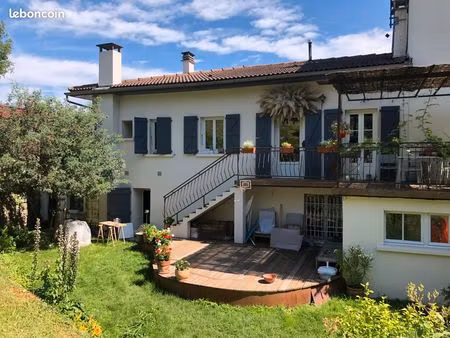 agréable maison mitoyenne meublée avec jardin et terrasses