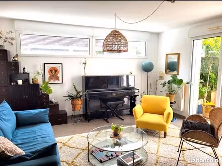 maison 3 chambres avec patio arboré et stationnement sécurisé
