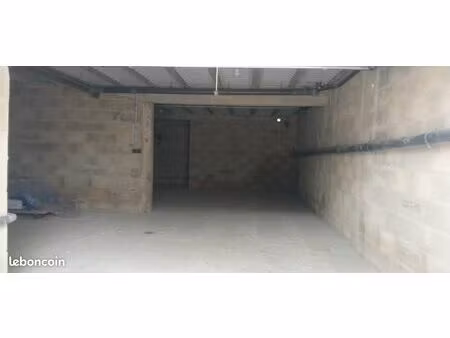 garage à louer - idéal pour stationnement ou stockage