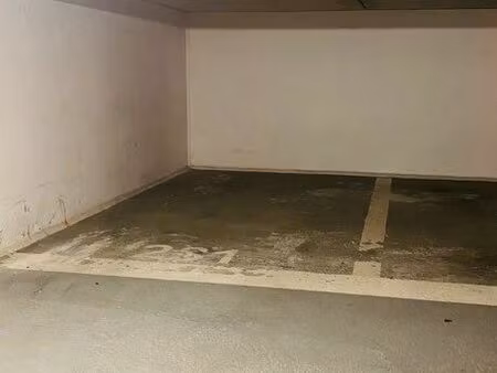 place de parking sous-terrain sécurisé
