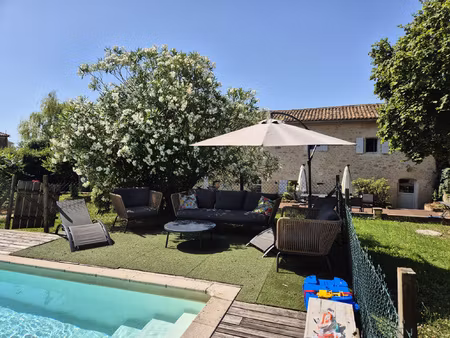 maison en pierre pleine de charme avec piscine  dépendances 