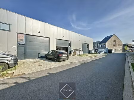 kwalitatief en goed geïsoleerd nb magazijn (212m²) met 2 private parkeerplaatsen op ambach