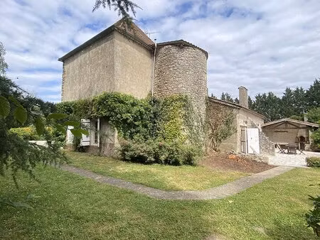 manoir du xviie 486m2 hab  14 p  7ch avec gîte  court de tennis et piscine chauffée sur 1.