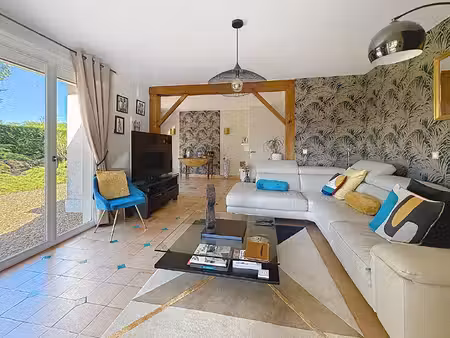 superbe maison familiale de plus de 180 m² avec piscine chauffée et terrain de 2 400 m² à 