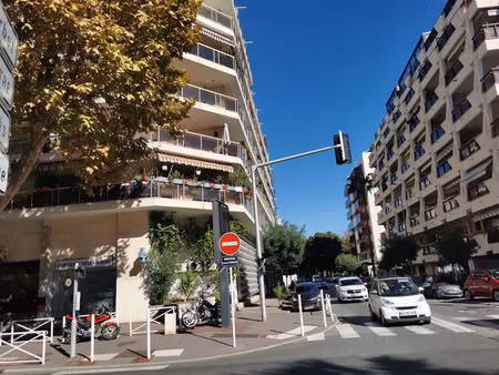 location appartement 1 pièce 32 m² à antibes (06160)