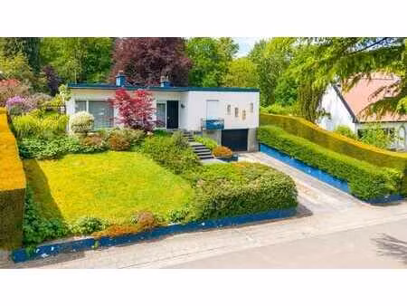 villa de plain-pied à rénover avec 4 ch. et grand jardin