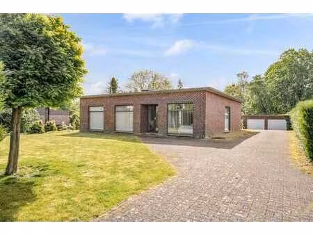 bungalow met 4 slaapkamers op groot perceel in groene omg...