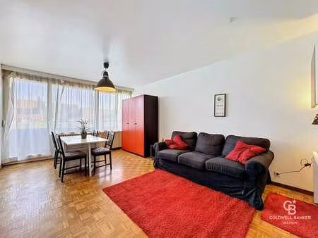 studio meublé (+-32m²) situé au 5ème étage.