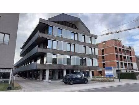 bâtiment de bureau moderne à louer près de la bretelle d'ac
