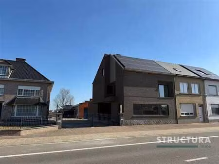 maison avec prairie  piste et écurie pour deux chevaux.