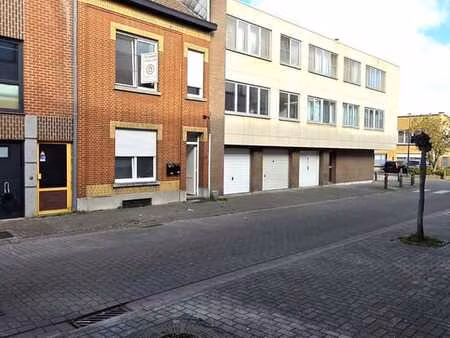 bâtiment divisé en 2 appartements.
