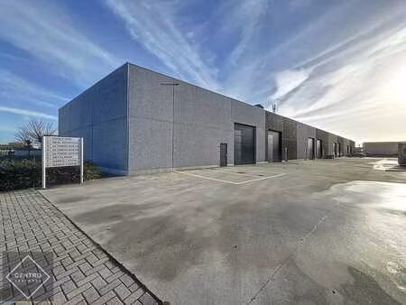 recente instapklare loods van 454m² te huur met 2 section...