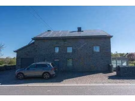 maison lumineuse 4 façades avec jardin et panneaux solaires
