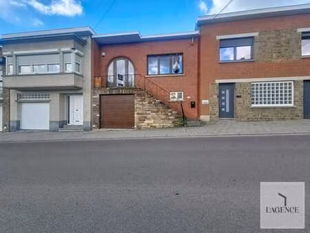 maison deux chambres avec terrasse  jardin et garage.