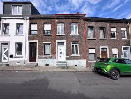 maison 2façades avec 2chambres et potentiel double accès.