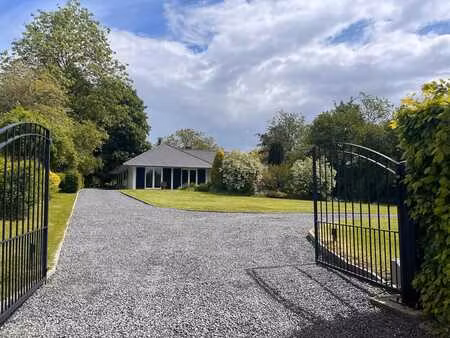 villa de plain-pied avec piscine sur terrain de 3500m2